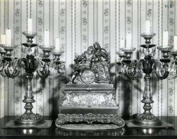 Reloj y candelabros en bronce