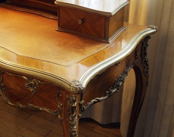 Mesa Escritorio Luís XV con tapa forrada en piel y aplicaciones de bronce fundido (detalle)