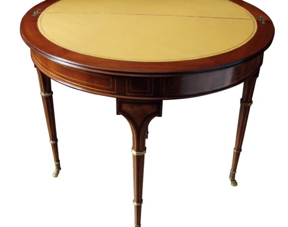 Mesa de juego con marquetería, tapa abatible con interior forrado en piel y patas con casquillos de bronce fundido (detalle)
