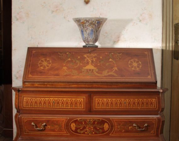 Buró estilo holandés con marquetería