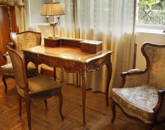 Mesa Escritorio Luís XV con tapa forrada en piel y aplicaciones de bronce fundido